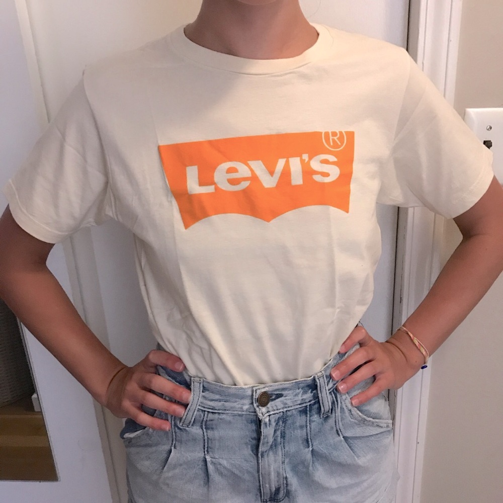Cute Levi’s graphic tee